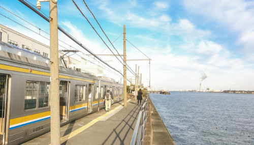 電車旅行を楽しんでう